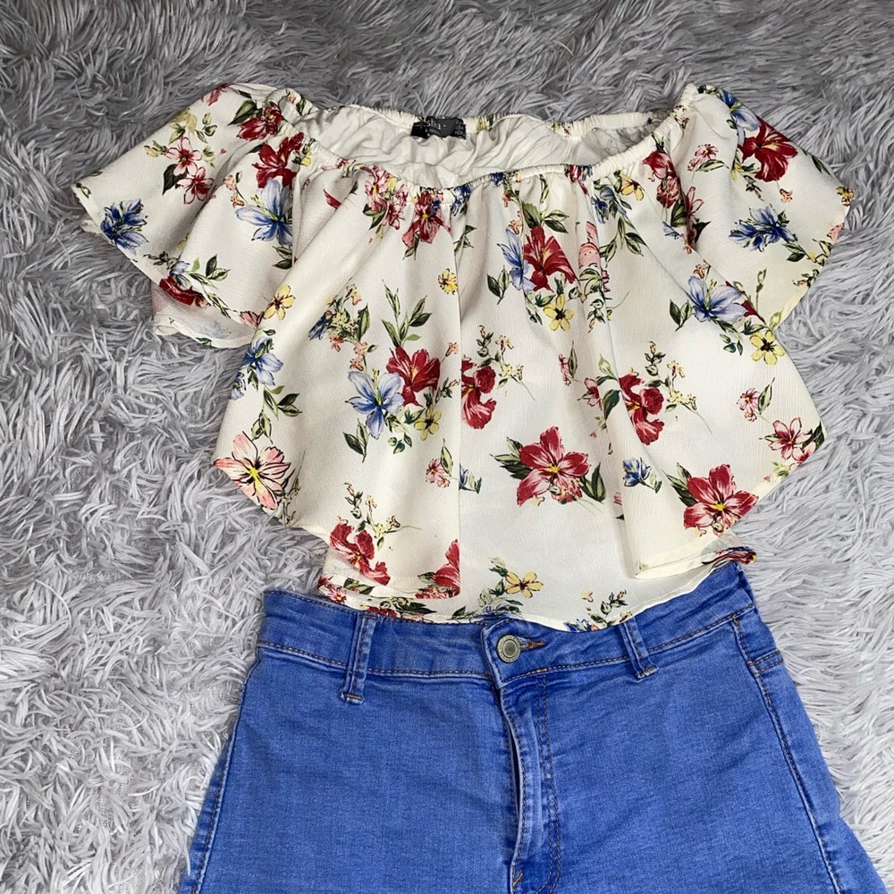 Floral off- shoulder bohemian crop top.